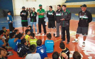 Atletas do projeto Marrequinho recebem visita de jogadores da Liga Nacional