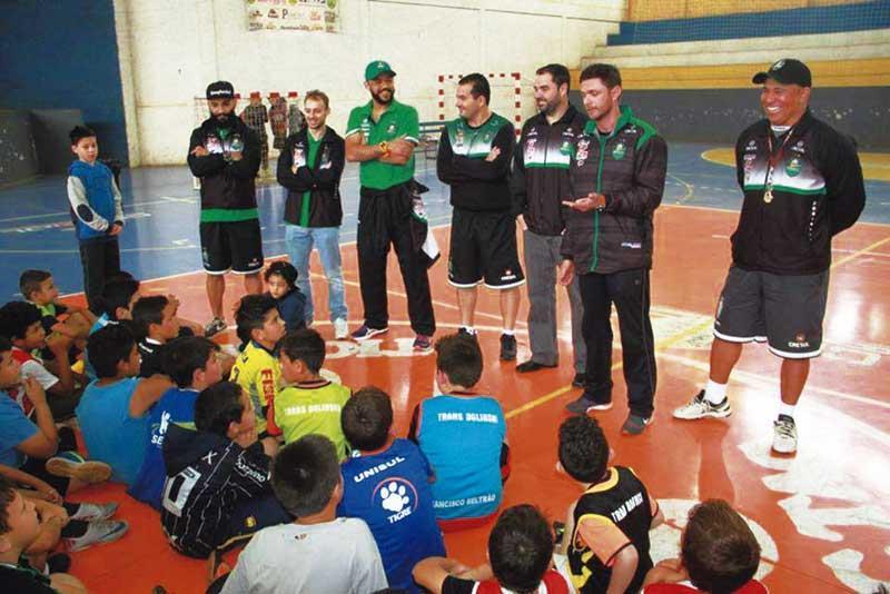 Atletas do projeto Marrequinho recebem visita de jogadores da Liga Nacional