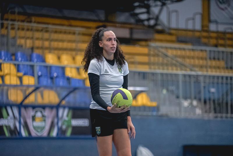 Com passagens pela Seleção Brasileira, atleta profissional treina e compartilha experiências com meninas do Marreco Voleibol