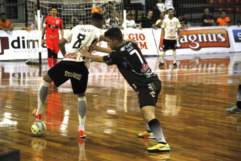 Douglas Nunes, do Corinthians, recebe marcação do fixo do Cresol/Marreco, Kauê,  que está em sua terceira semifinal consecutiva na Liga Nacional de Futsal (LNF).